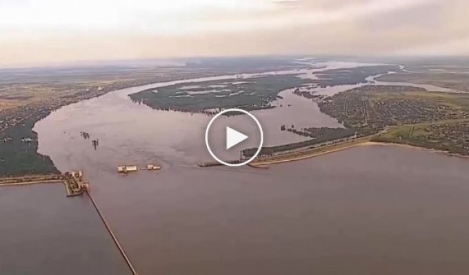 Разрушенная Каховская ГЭС и близлежащие затопленные села