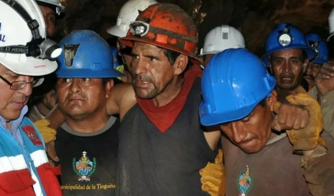 San José Mine Collapse (2 Photos)