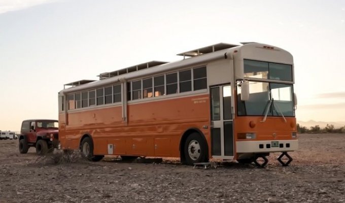Семейная пара преобразила школьный автобус за восемь тысяч долларов (4 фото)