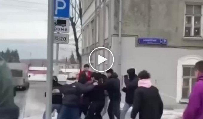 Толпа мигрантов в Москве избила парня, заступившегося за девушку
