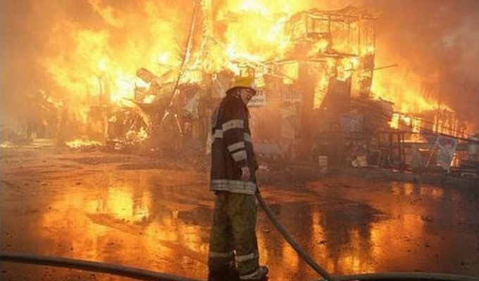 Пожар на Филиппинах оставил 7000 человек без жилья (28 фото)