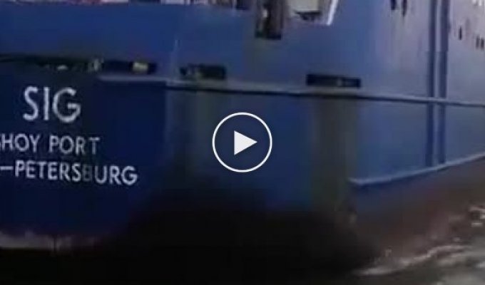Первая видеозапись атаки российского нефтеналивного танкера «Сиг» украинским БМП-камикадзе 5 августа