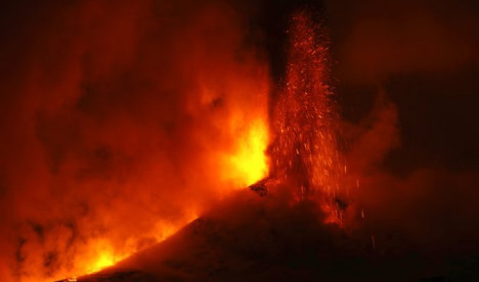 Вулкан Этна проснулся вечером (13 фото)