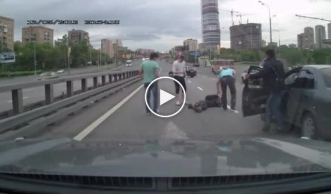 Водитель Мазды прижал мотоциклиста к отбойнику