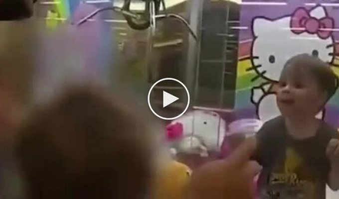 В Австралии мальчик застрял в автомате с игрушками