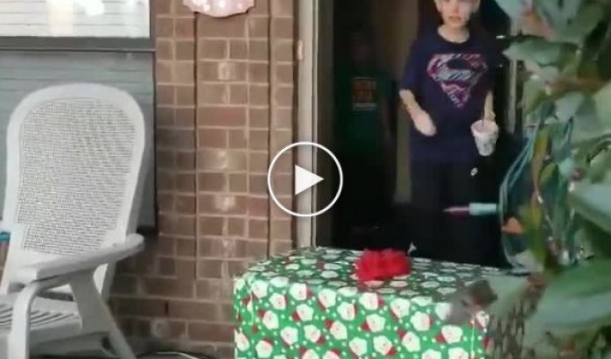 Детская искренность во время распаковки подарка на Рождество