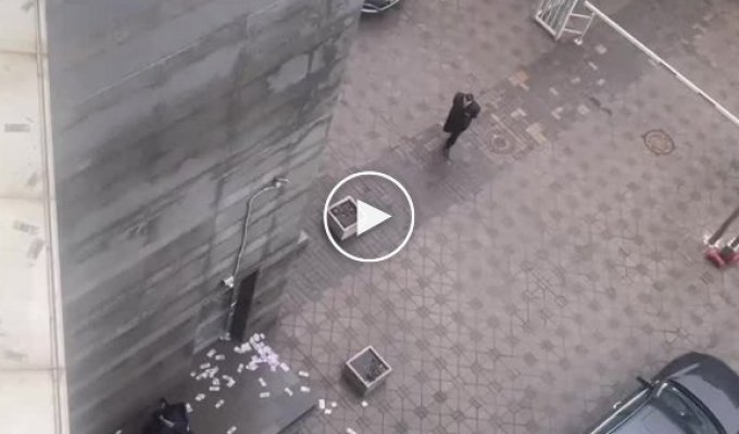 Житель Москвы выбросил из окна огромную сумму денег