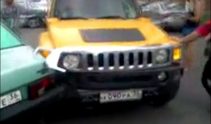 Пьяная женщина на Хаммере таранила припаркованные машины (2 видео)