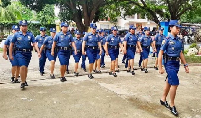 Why do the Philippine police need beautiful traffic controllers (4 photos)