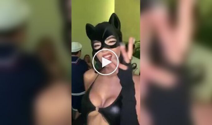 Женщина-кошка на вечеринке
