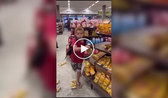 Мальчик устроил погром в магазине