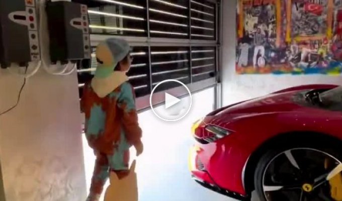 Пятилетний ребенок сел за руль Ferrari и припарковал ее в гараж