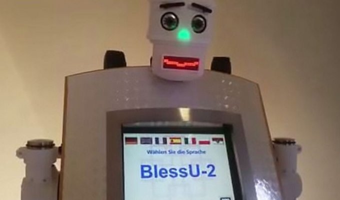 В немецкой церкви появился робот-священник (3 фото + видео)