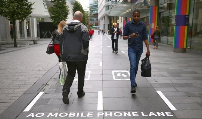 В Британии нашли решение для пешеходов, которые постоянно залипают в телефоны
