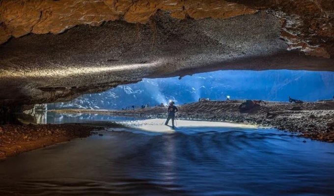 The Immense Son Doong Cave - The Largest Cave on Earth (15 photos)