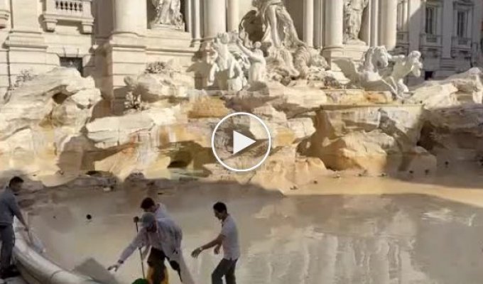 На роботі гроші гребу лопатою: фонтан Треві у центрі Риму