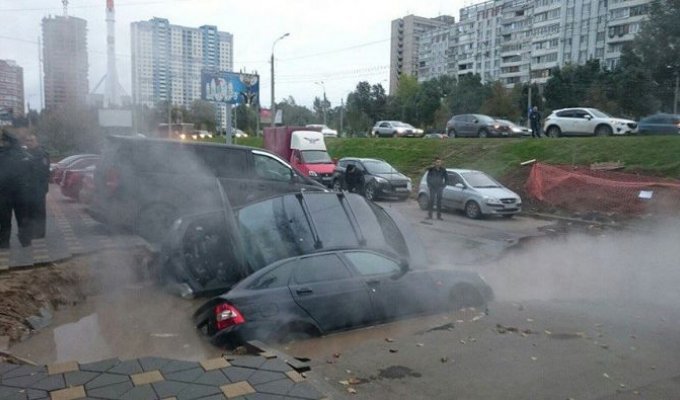 В Самаре два автомобиля провалились в яму с кипятком (3 фото)