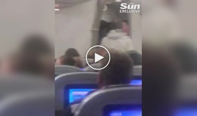 Пьяный пассажир напал на стюардесс, пытавшихся его усмирить