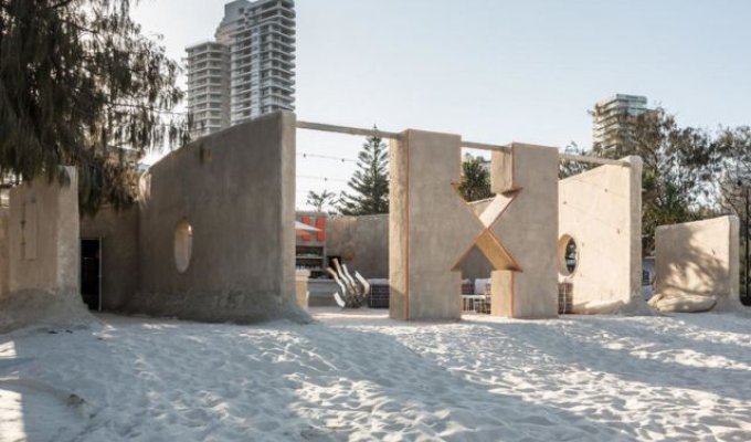 Австралийский хостел, построенный из песка (9 фото)