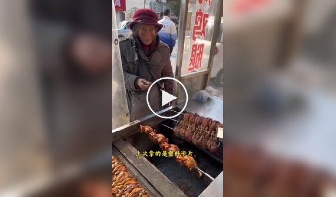 В Китае продавец шашлычной семь лет принимает у бабушки ритуальные деньги вместо настоящих