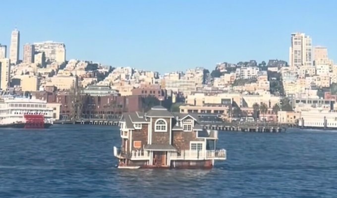 A rare sight: a two-story houseboat sailing on San Francisco Bay (8 photos + 1 video)