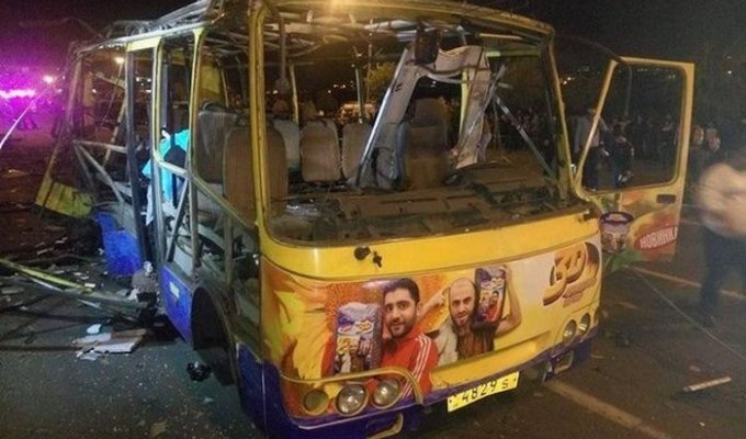 В Ереване взорвался пассажирский автобус (4 фото)