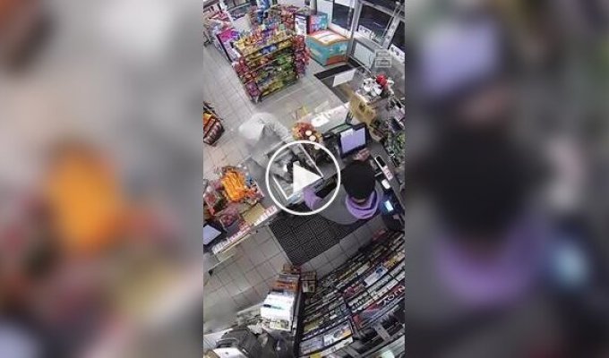 A policeman accidentally walked into a store while a robbery was taking place.