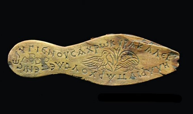 Древние сандалии с пожеланием женщинам нашли в Турции (2 фото)