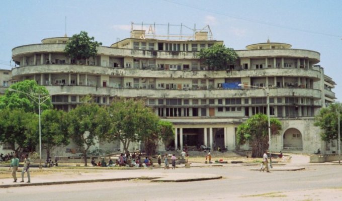 Заброшенная гостиница Grande Hotel в Мозамбике стала домом для 3500 человек (16 фото)