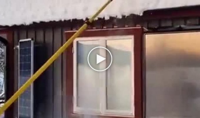 Убираем эффективно снег с крыши