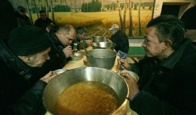 Белорусские алкоголики на принудительном лечении (14 фото)