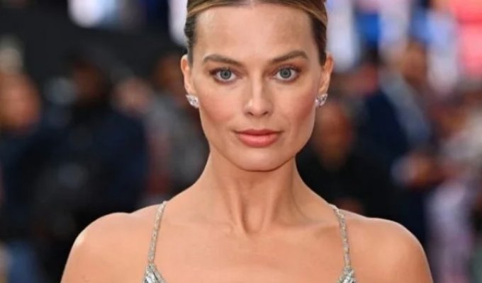 Margot Robbie and her nude dress at the premiere of "The Big, Bold, Beautiful Trip" in London (8 photos + video)