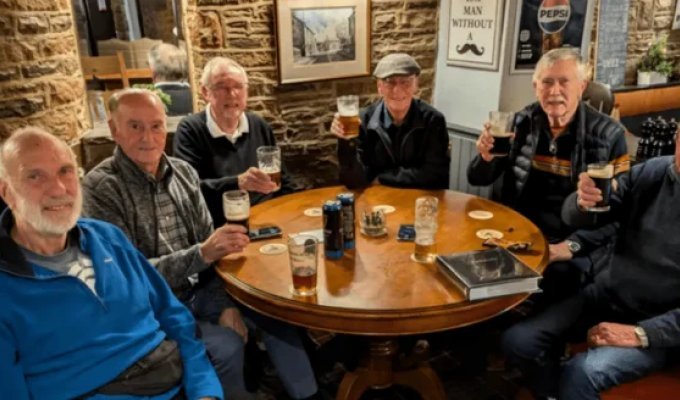 An unbreakable tradition: friends have been getting together for a beer every Thursday for 56 years (3 photos + 1 video)