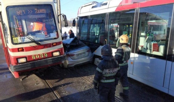 Авария в Санкт-Петербурге, вызывающая много вопросов (4 фото)