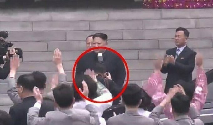 Ким Чен Ын уволил своего фотографа за то, что тот на 3 секунды закрыл его от толпы (2 фото)