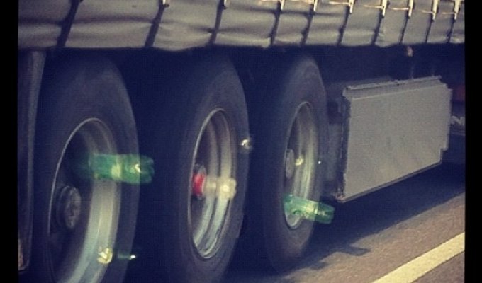 Зачем дальнобойщики крепят пустые бутылки к колесам? (фото)