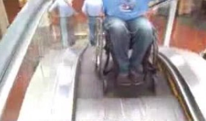На инвалидной коляске можно и на эскалаторе ездить