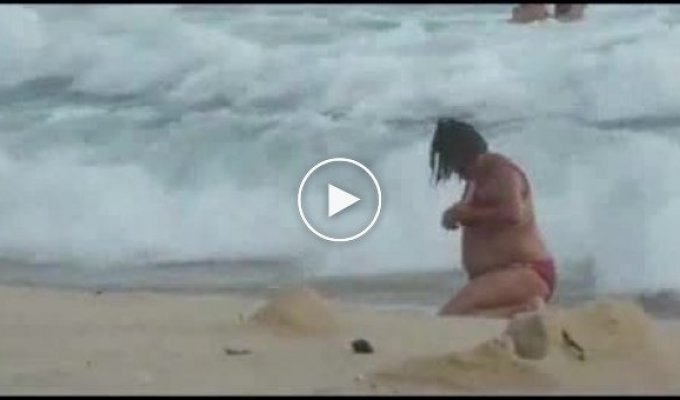 Толстая бабка пытается выйти из моря