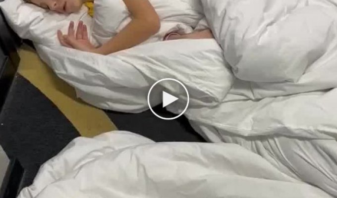 Дети в футбольном лагере спят в коридоре из-за российских ракетных атак
