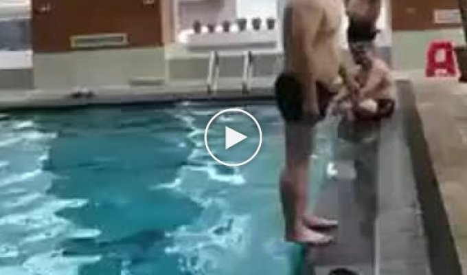 Неудачный прыжок в воду