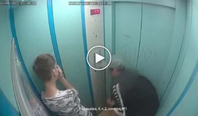 «Гады!» В Ярославле компания парней подожгла лифт