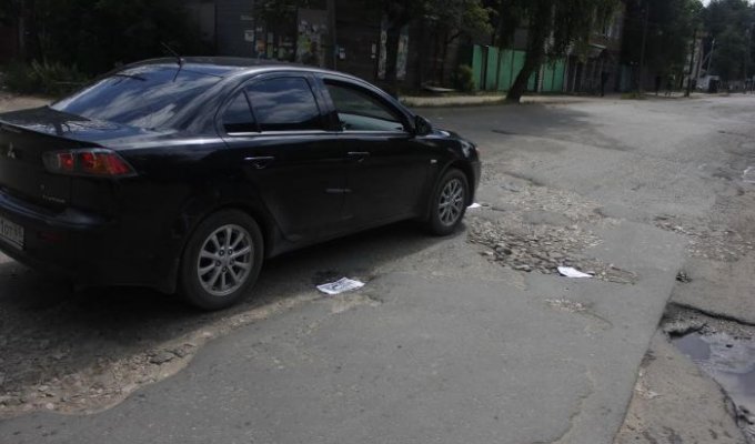 Активисты города Кимры залатали дорожные ямы газетными вырезками (2 фото)