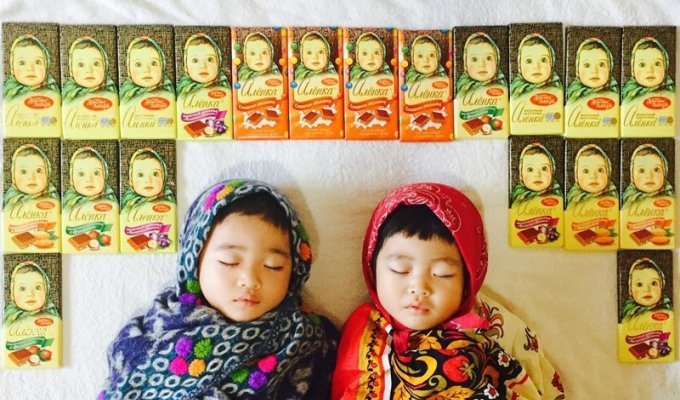 Японка фотографирует своих спящих детей в образе Чебурашек, диджеев и героев сказки про Репку (20 фото)