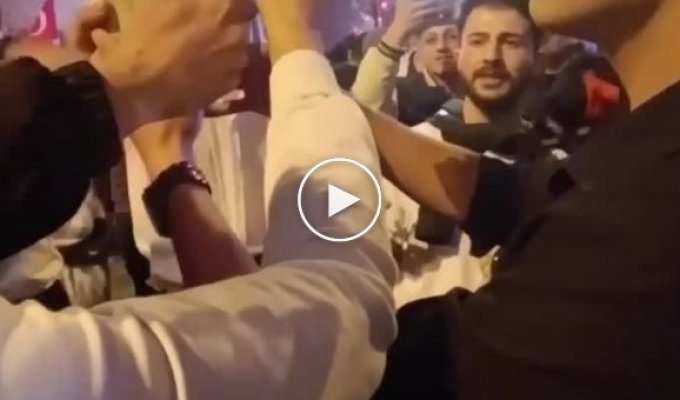 После победы Эрдогана на выборах президента Турции, парень из толпы запустил фейерверк