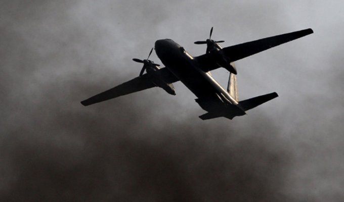На аэродроме Хмеймим в Сирии потерпел крушение российский транспортный самолёт Ан-26 (2 фото)