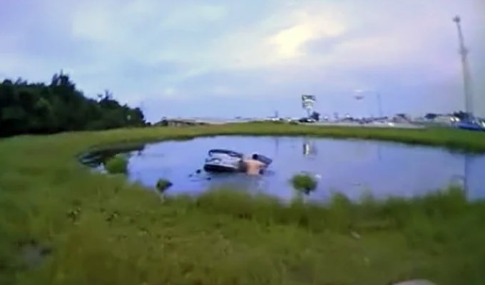 In the USA, a 12-year-old boy helped save his mother, who drove her car into a pond due to an epileptic seizure (2 photos + 1 video)