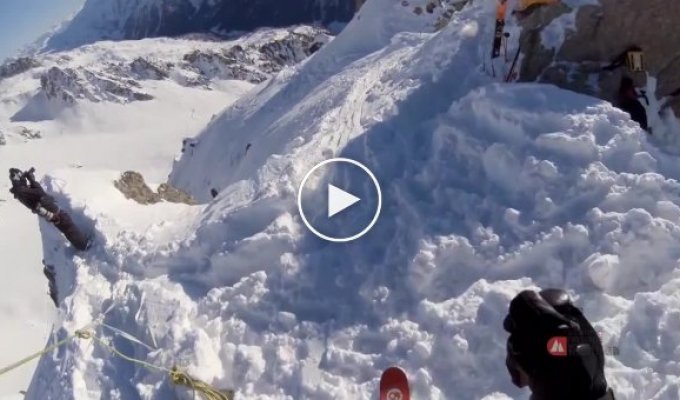 Опасный спуск на соревнованиях по горным лыжам