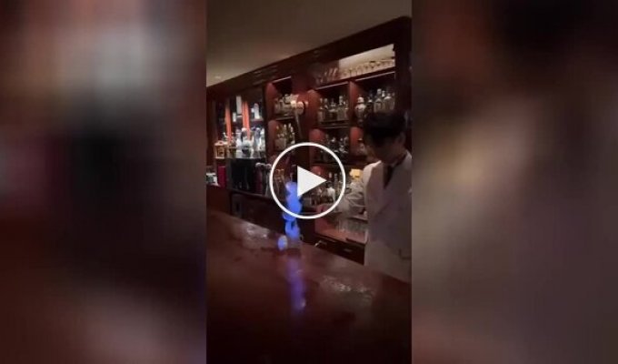Необычная подача напитка в японском баре
