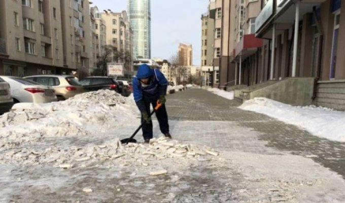 Екатеринбургские предприниматели пытаются самостоятельно решить проблему нечищеных от снега и льда улиц (2 фото + видео)