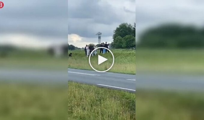 Спуск огромного судна закончился для зрителей неожиданным душем
